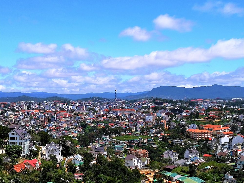 搭乘越南海拔最高的大叻纜車，可俯瞰整個大叻市景。