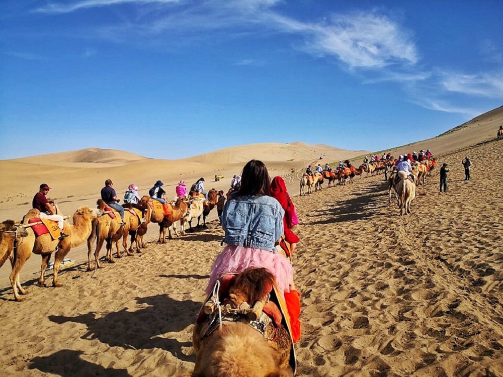 在敦煌沙鳴山最夯的活動就是騎駱駝，體驗浩瀚大漠戈壁風情。