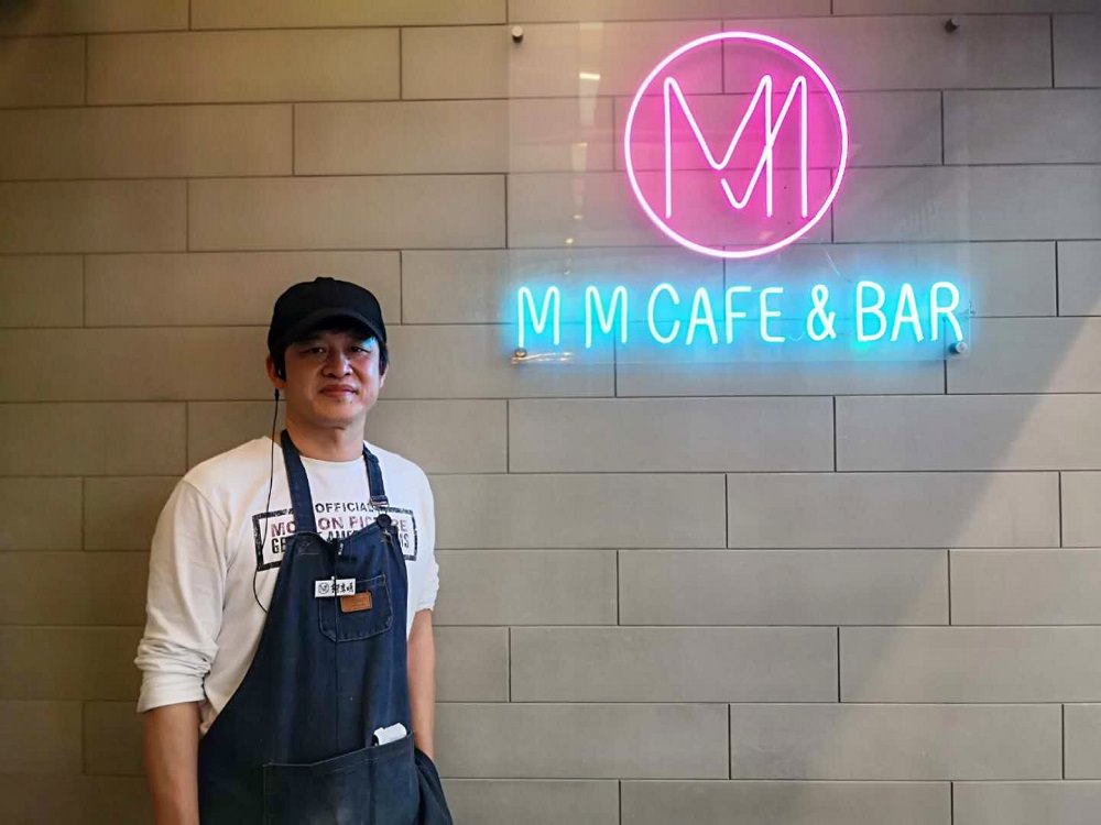 MM Cafe & Bar老闆店長柳宗明離開知名媒體設計總監一職後，成功轉戰餐飲業。