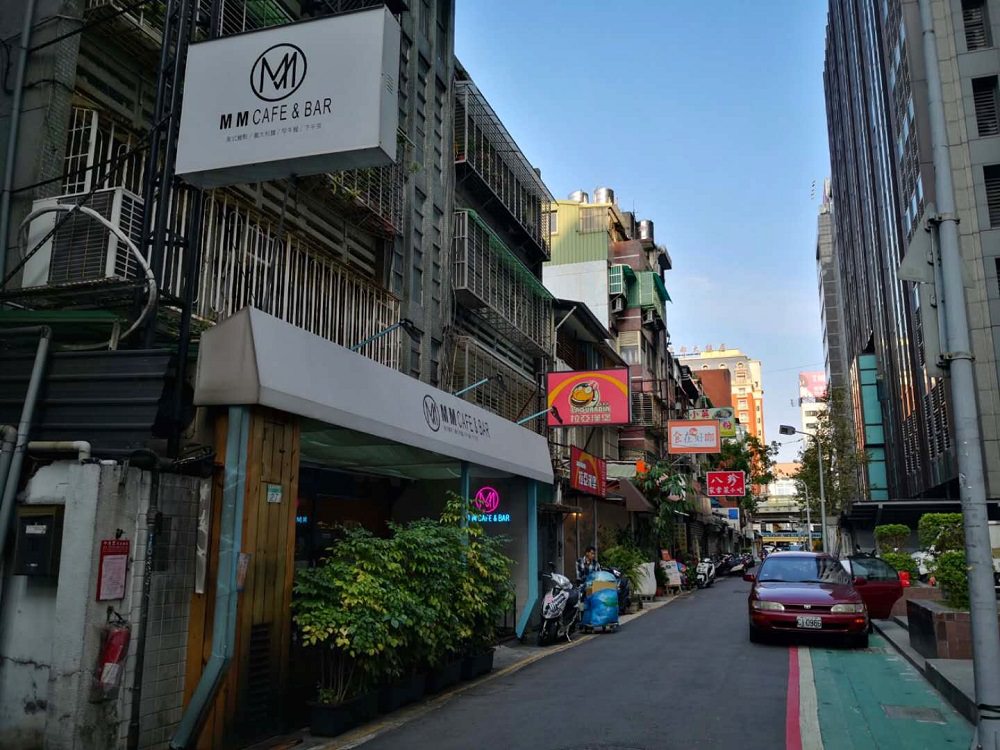 MM Cafe & Bar坐落於南京松江捷運站旁的靜巷內，6號出口步行2分鐘即抵，交通便利。