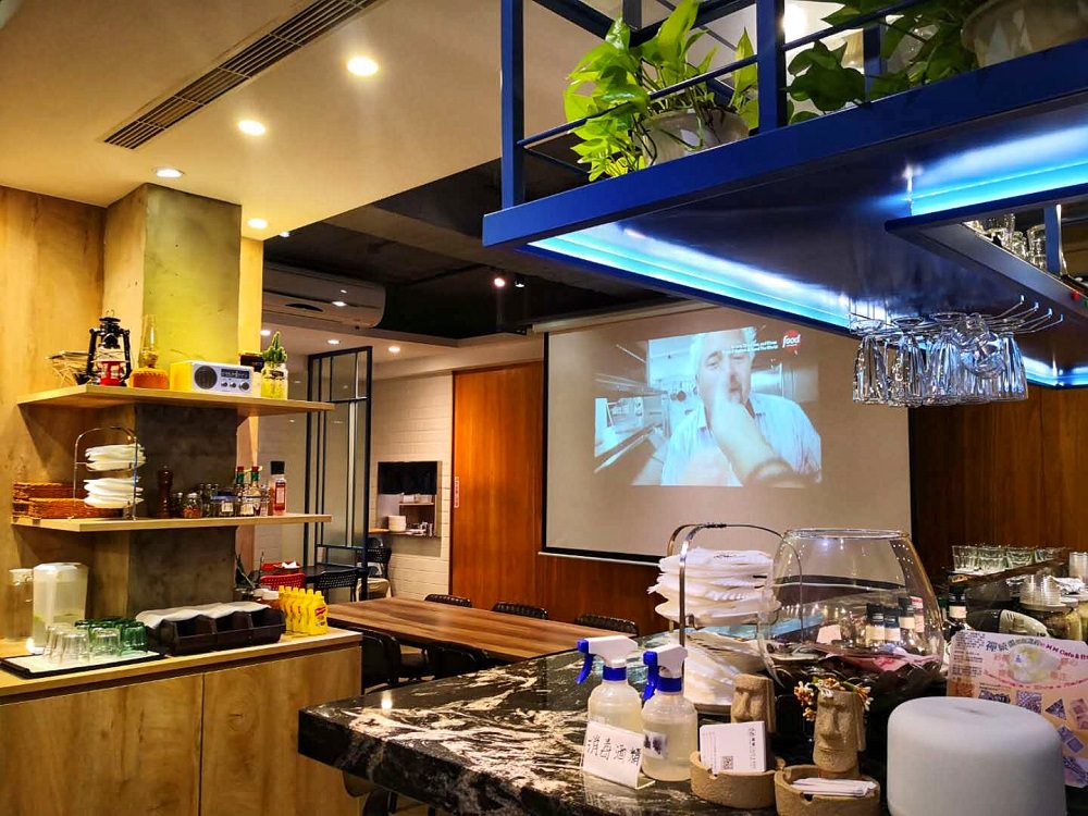 MM Cafe & Bar提供客戶包場舉辦活動，店內設有投影機設備。