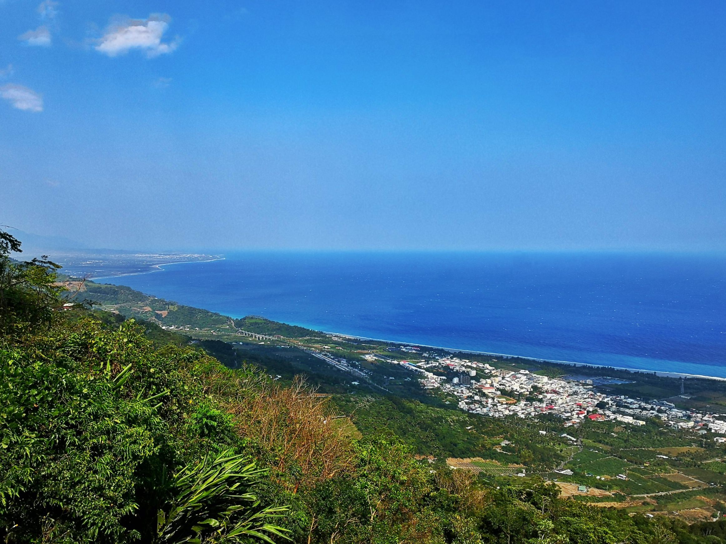 從台東太麻里車站開車上金針山，從山上可眺賞太平洋沿岸的台東市區和太麻里市區美景。