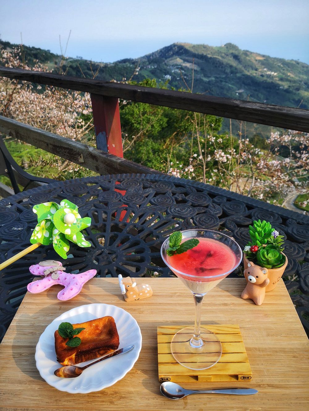 「環山雅築」的下午茶可以端到戶外露天座位，邊賞櫻花山景邊享用。