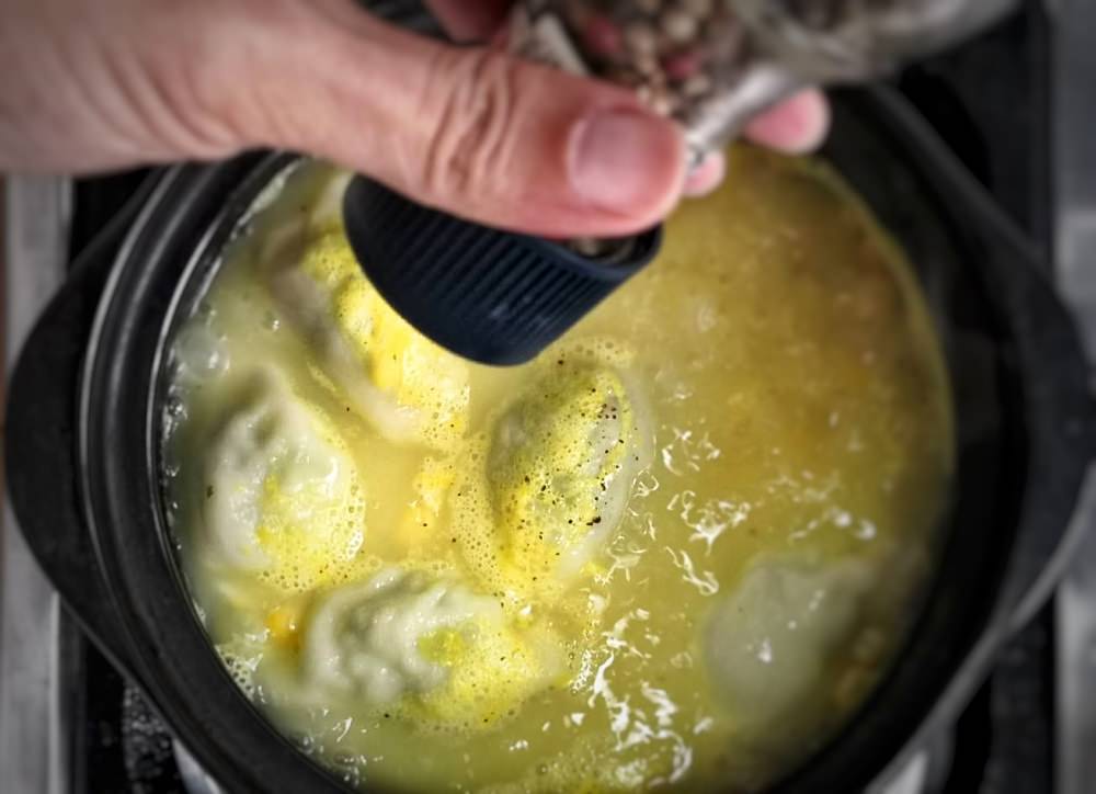 餃子奶奶冷凍水餃玉米濃湯湯餃撒上胡椒粉