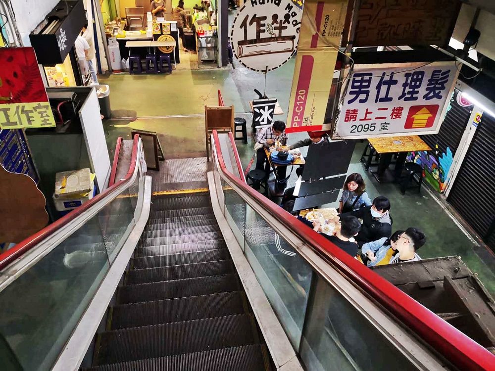  【新竹東門市場新竹市第一座有手扶梯的建物 新竹火車站周邊商圈 創意美食│東門市場排隊名店喜然】