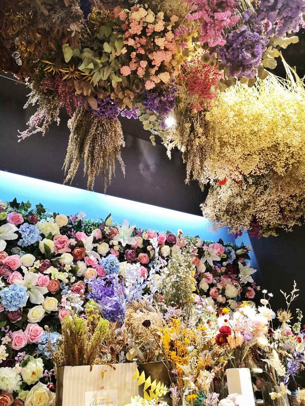 抬頭看看嚐花閣的天花板，真的是天「花」板啊！滿滿倒掛著的乾燥花束，光是滿天星就有好多顏色是外面買不到的！
