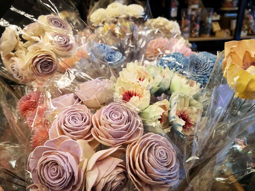 小至10公分以內小木盒，韓式精緻花束、精品永生桌花，大至140公分熊抱花束，「嚐花閣」採用日本進口的永生玫瑰、繡球、索拉花等花材