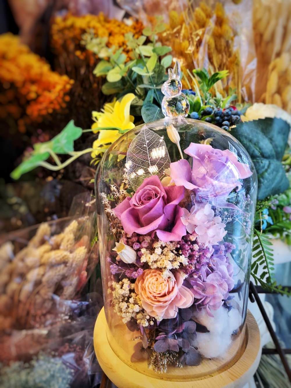 嚐花閣花店的永生玻璃花盅也太浪漫唯美了！曾有學員指名上課教作玻璃花盅，因製作繁複，花了8小時才完成。