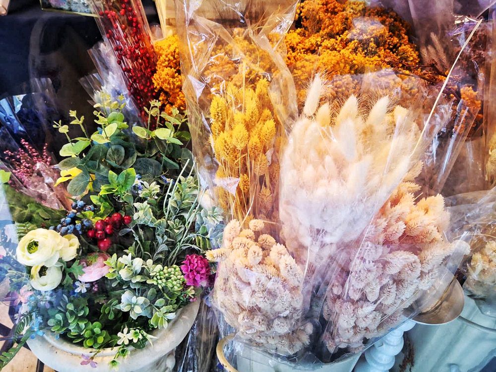 「嚐花閣」的花材零售可依最少單品100元預算購賣，比起坊間一般花店，價格更彈性多元。「嚐花閣」也是全台少數販售鮮花、乾燥花、永生花、多肉植物的全方位客製化花店。