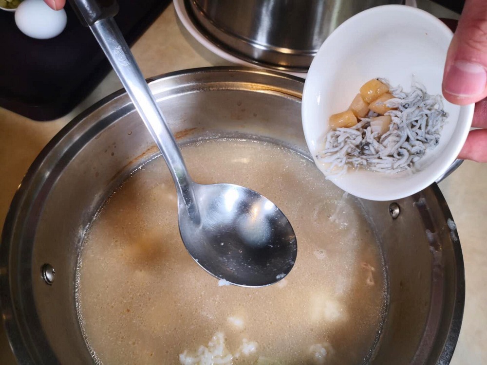  蒸天下 蒸氣火鍋精萃的那鍋湯底，放進干貝和魩仔魚，滾黃金干貝粥