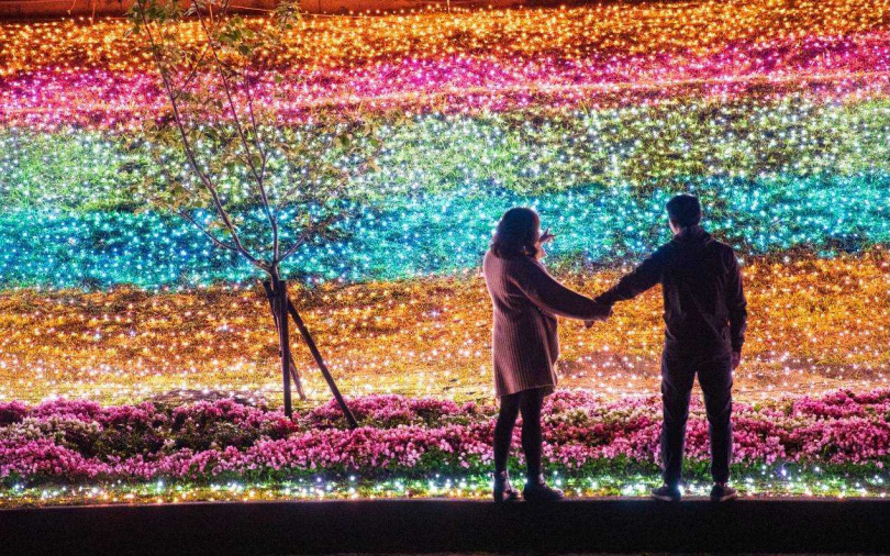 2021碧潭水舞設計的星光草皮為現場增添浪漫氛圍。（圖片來源／新北市觀旅局）