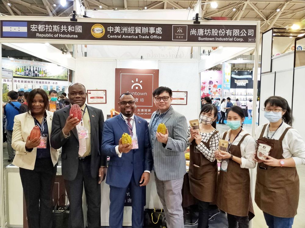 海地共和國駐華大使館維克多漢公使及艾曼紐公使於2021台北國際烘焙暨設備展參訪尚唐坊攤位，並與尚唐坊團隊合影。