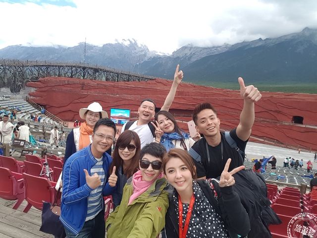 吃貨旅遊作家水靜葳和一群各行各業的名人KOL們在雲南麗江玉龍雪山下欣賞印象麗江實景大型秀。