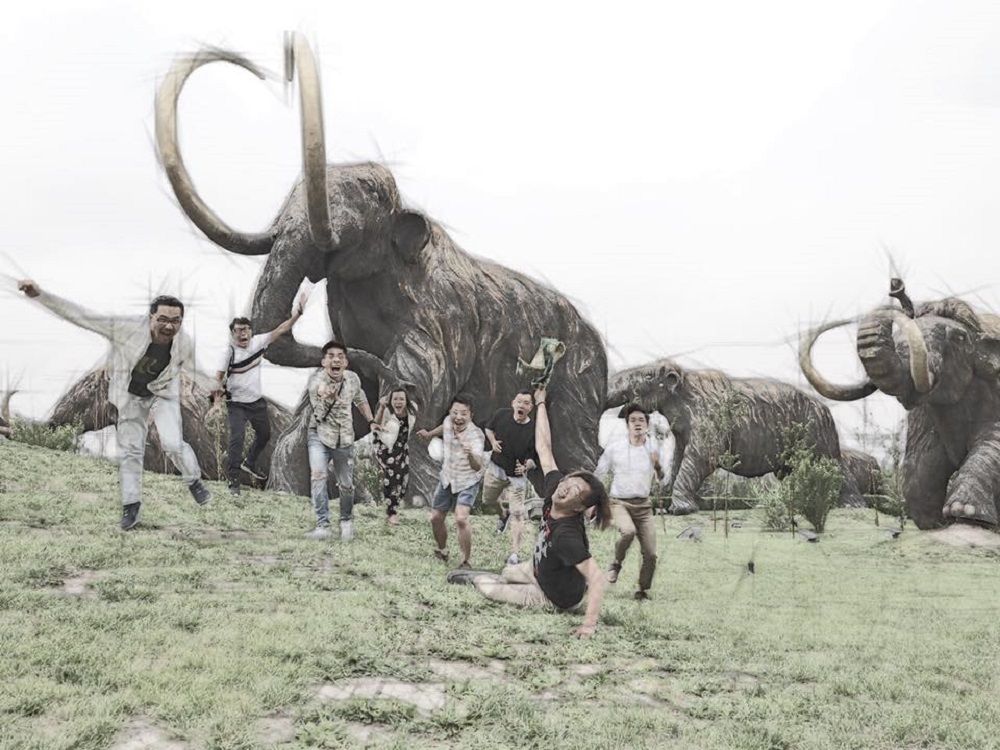 猛獁大逃殺來到內蒙的猛獁公園，這裏擁有金氏世界紀錄認證的全球最大猛獁雕塑群，我們這團，一秒入戲！(PHOTO=Ena的世界大旅攝)