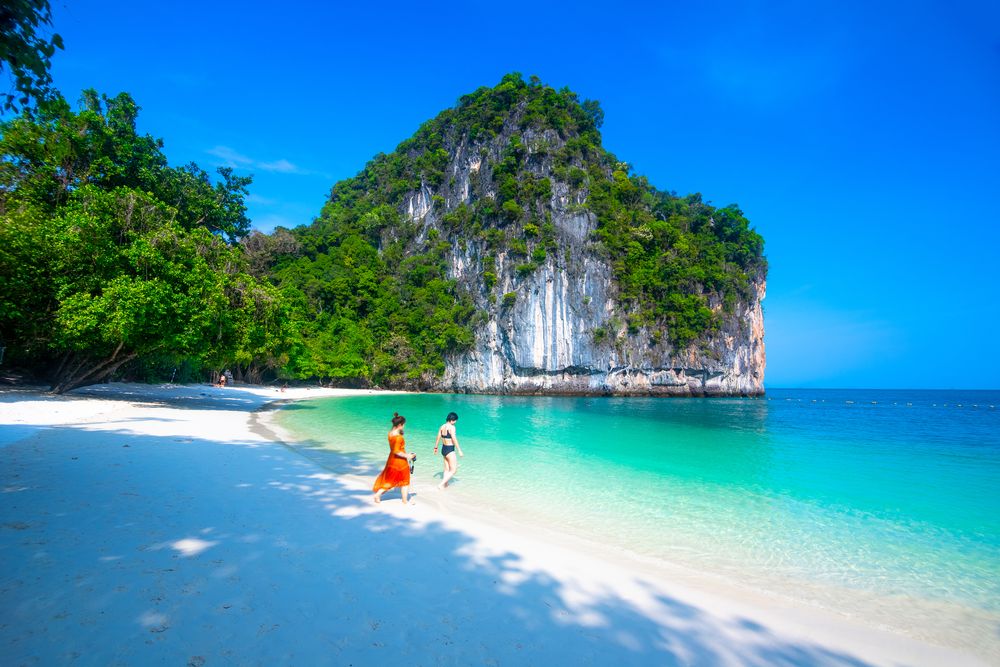 割喉島(Hong Island)位於泰國普吉島攀牙灣附近，割喉島的名字源自於一部在此地拍攝的電影《割喉島》。