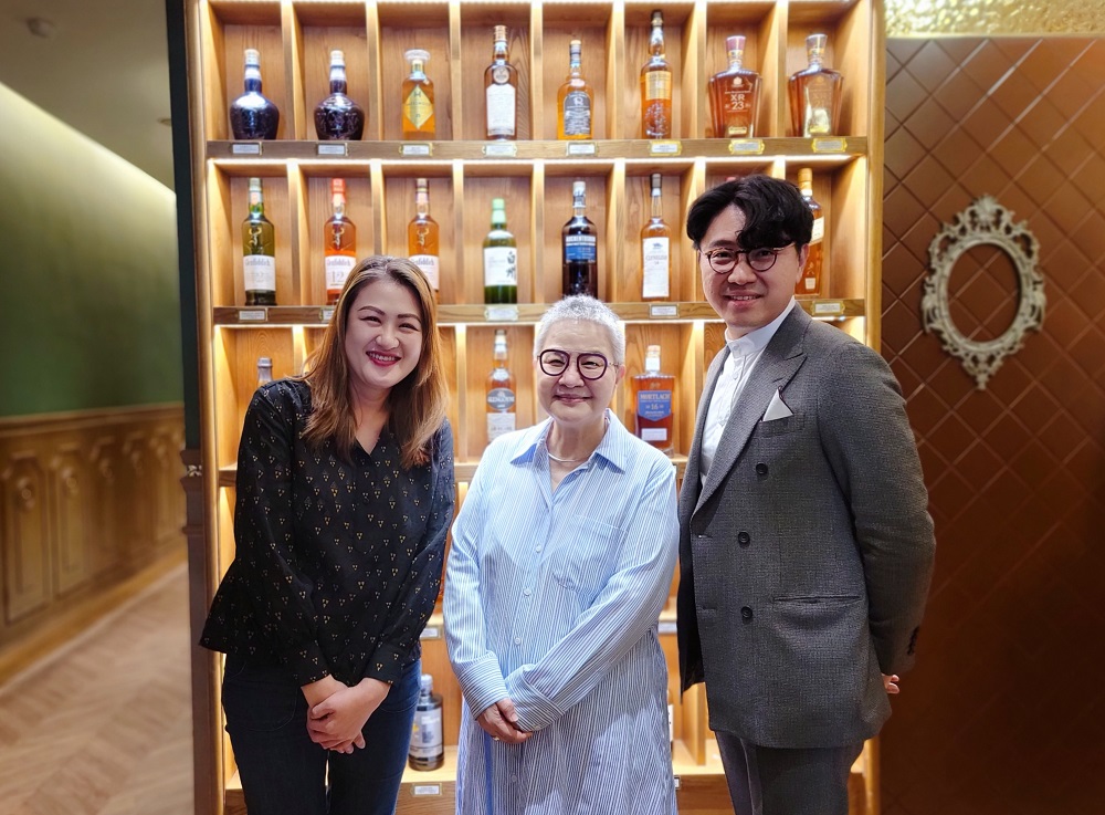 （左起）高雄觀光局長高閔琳與美食家胡天蘭、老新台菜品牌長薛鎮鉉暢聊高雄美食魅力。