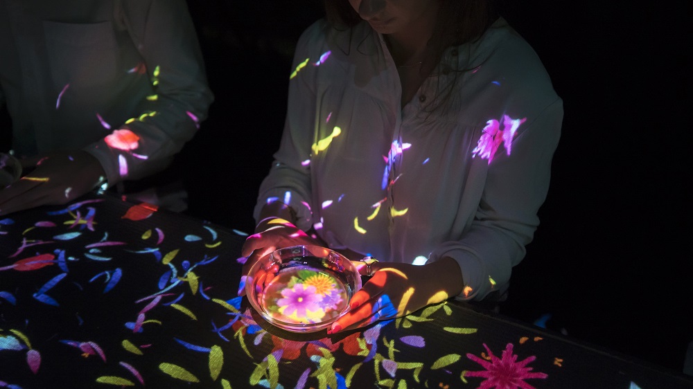綻放在茶碗裡那無限宇宙中的花朵2016, Interactive Digital Installation, Endless, Sound Hideaki Takahashi © teamLab