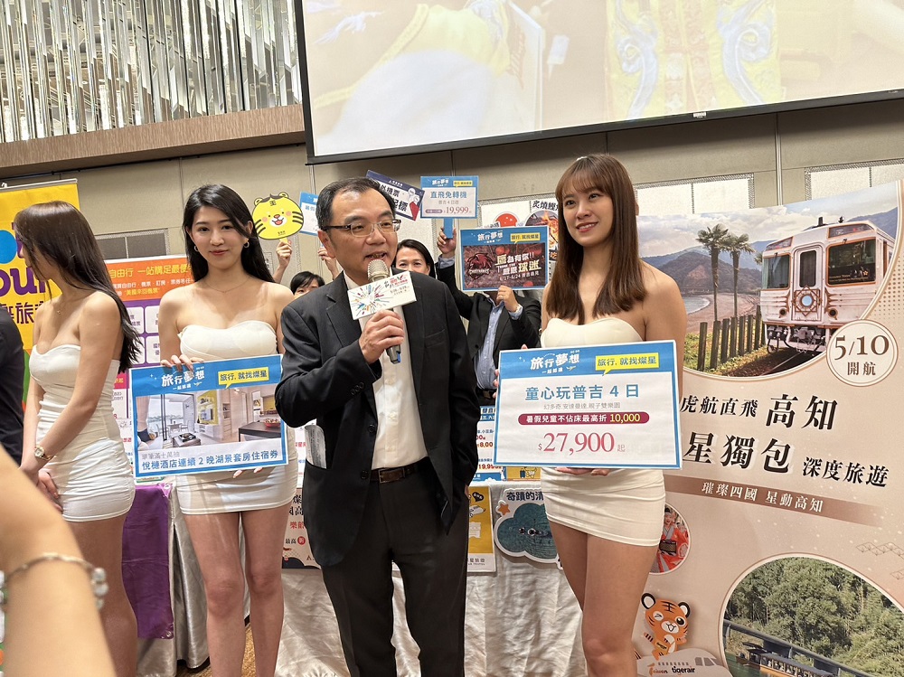 燦星旅遊產品部副總經理羅俊英在2023台北夏季旅展攤位介紹旅展特色商品。