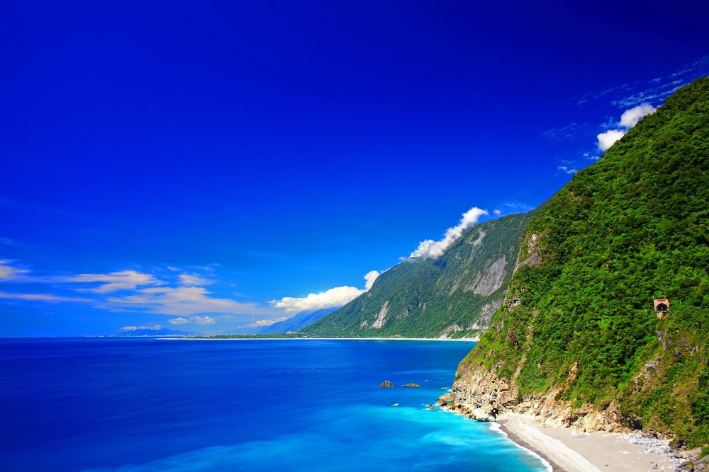 花東絕美的湛藍海岸線最是療癒人心！華信航空今年將推出旅展機加酒特惠價。