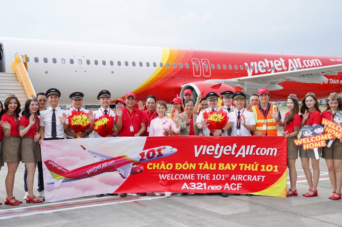 越捷航空董事長阮氏芳邵（Nguyen Thi Phuong Thao）（中）、越捷管理層和機組人員一同迎接第 101 架飛機。