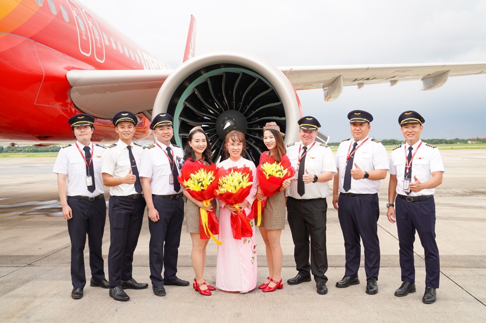 越捷航空董事長阮氏芳邵（Nguyen Thi Phuong Thao）（中）、越捷管理層和機組人員迎接第 101 架飛機。