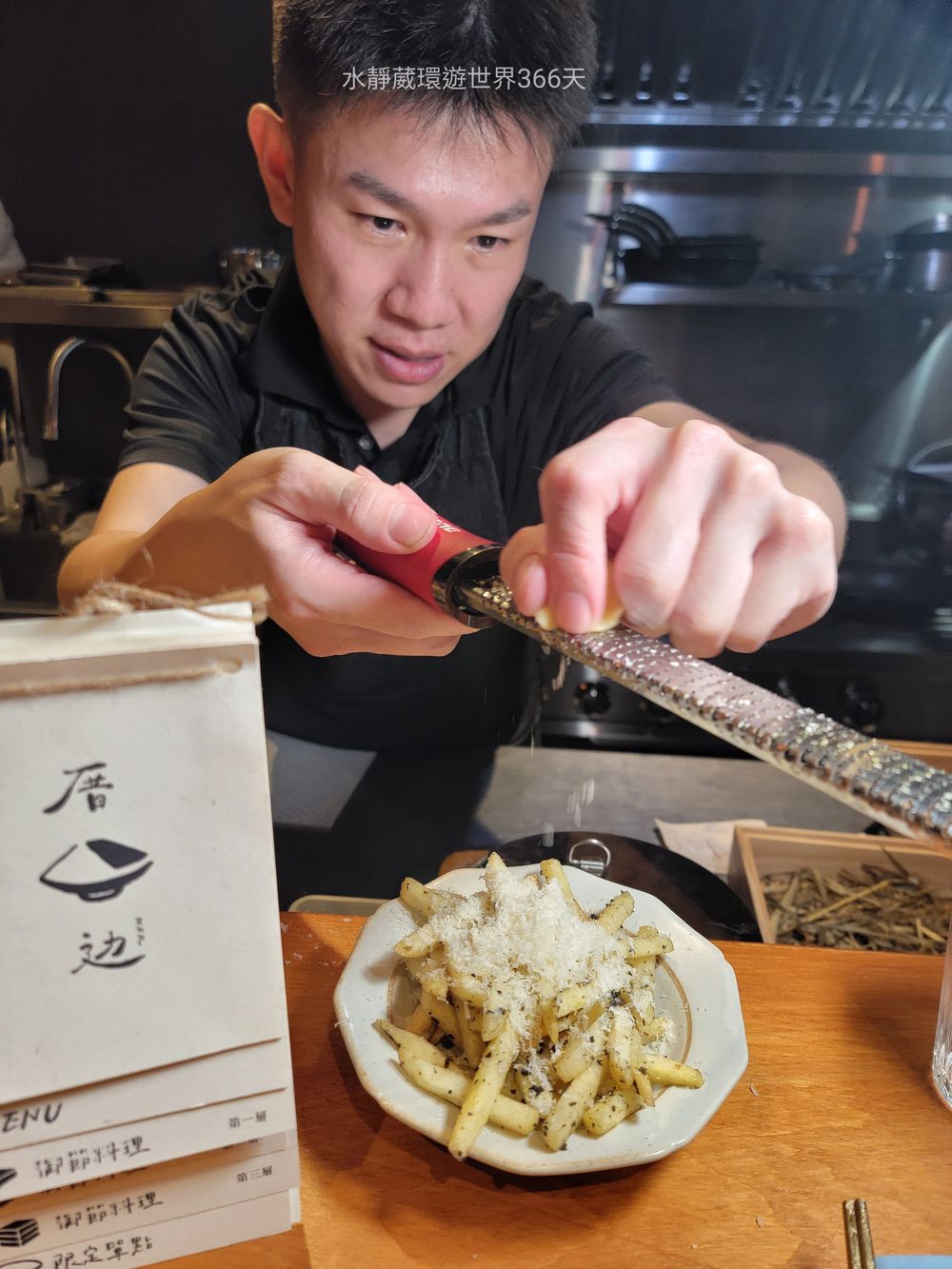 「厝边n.b.r」的靈魂人物老闆兼主廚菲利浦，本名呂政緯的他於今年在故鄉台南自行創業，開起這間堪稱究極的精緻料理餐廳。