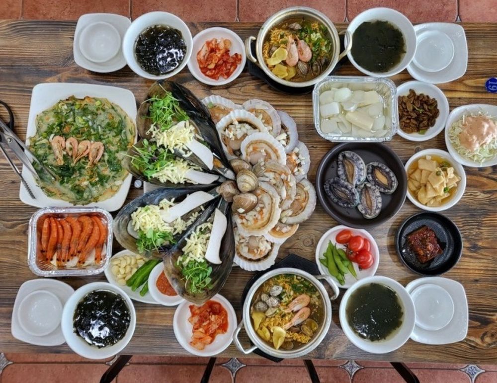 2024燦星韓國釜山包機賞櫻四日團精心規劃澎湃海鮮烤貝大餐。
