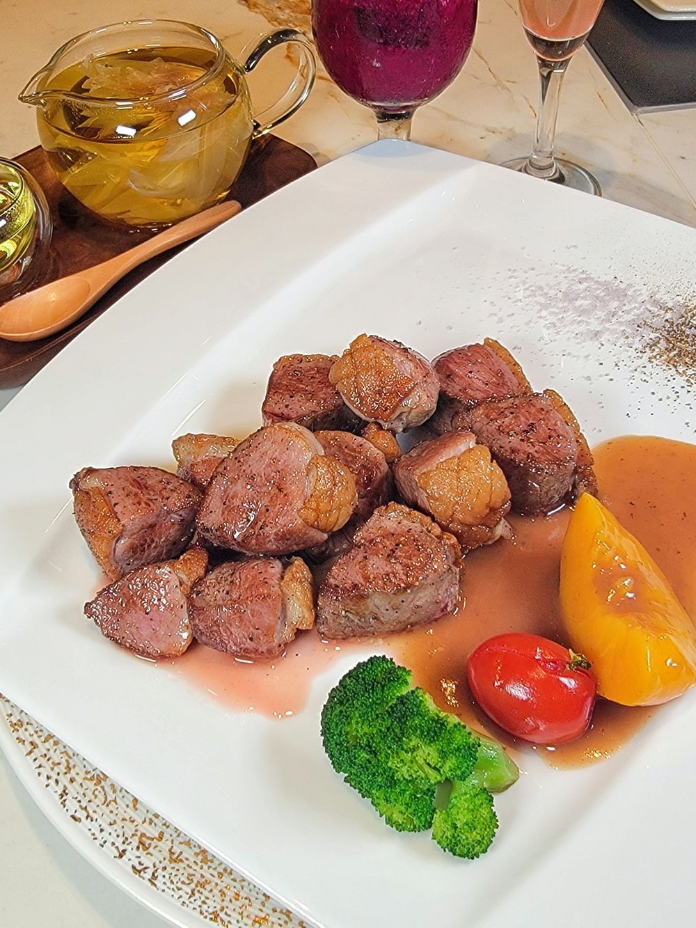 【墨賞新鐵板料理-古亭店】海陸雙主菜套餐主餐(肉類)白蘭地櫻桃鴨胸